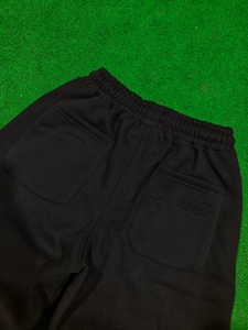 Pantalon homme en tissu peigné 100% coton premium, 400 GSM, anti-boulochage, respirant, couleur noire, avec revers personnalisés et plis sur le devant - Product Image 5