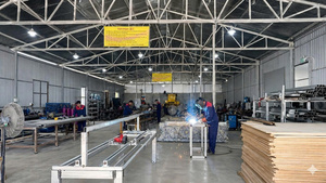 Portes de maison modernes avec artisanat en fer forgé sur mesure, créant des portes intemporelles pour les maisons modernes - Product Image 2