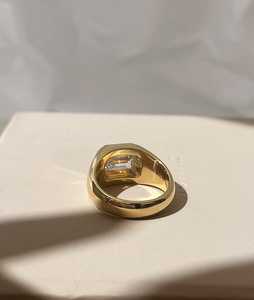 Anillo de compromiso de diamante cultivado en laboratorio de corte radiante de 2 quilates, engaste de bisel, solitario, banda ancha cónica tipo cigarro, oro de 14K, precio de fábrica B2B - Product Image 5