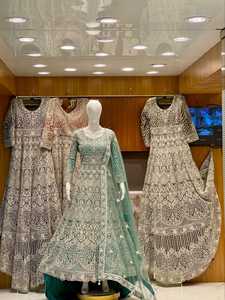 Majestic Trail Cut Vestido de novia Full Zarkan Stones Luxe Dupatta Perfect Blend Elegance Heavywork Flair Adultos Made Net Indian - Product Image 5