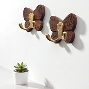 Gancho de pared de madera con diseño de mariposa, colgador decorativo rústico para puerta de cocina, para colgar delantales, guantes de horno y artículos de tela - Product Image 1