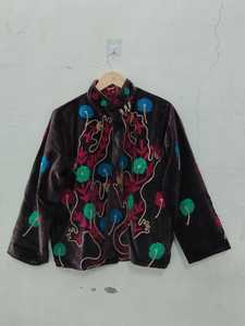 Chaqueta de terciopelo bordada a mano con apariencia bohemia contemporánea, estilo suzani, multicolor, con motivos florales, arte folclórico indio, abrigo tipo blazer de invierno. - Product Image 2