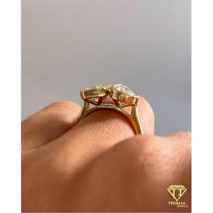 Anillo de compromiso clásico con dos diamantes cultivados en laboratorio, con esmeralda y piedras de corte ovalado, engaste en oro, joyería elegante para mujer. - Product Image 4