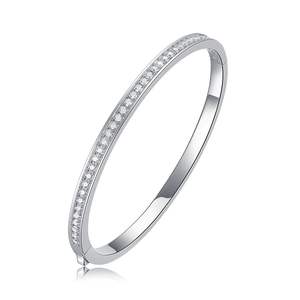 Bracelet jonc en or blanc et diamants pour femme – Diamants micro-sertis classiques, ronds et brillants, bijoux de mariage élégants et fins - Product Image 5