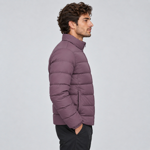 Chaqueta acolchada moderna para hombre que ofrece un aislamiento cálido, comodidad ligera y un estilo versátil para viajes y actividades al aire libre. - Product Image 3