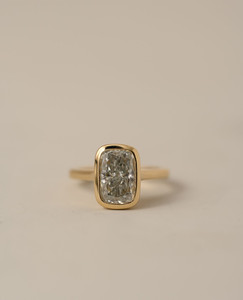 Bague de fiançailles en diamant de laboratoire taille coussin de 2 carats, monture sertie en or jaune 14 carats, certifiée IGI. - Product Image 2