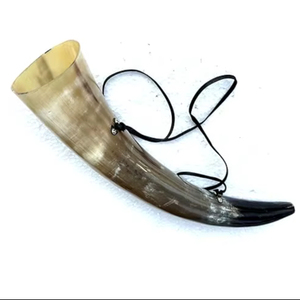 Corneta de Batalla Vikinga Tallada a Mano de Cuerno de Buey, Silbato Medieval con Sonido de Toro/Búfalo, Anillo de Latón, Ecológico - Product Image 1