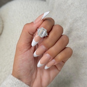 Bague à trois pierres en diamant de laboratoire taille émeraude 8 carats _ Pierres latérales trapézoïdales _ Bague de fiançailles en or blanc 18 carats _ Certifiée IGI - Product Image 1