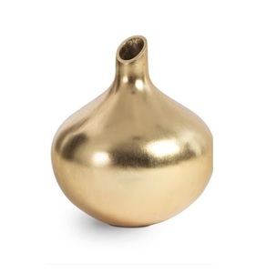 Siluetas de jarrones de metal dorado inspirados en calabazas orgánicas: una suave curva asimétrica, una forma de reloj de arena voluminosa y un cuello estriado alargado. - Product Image 6