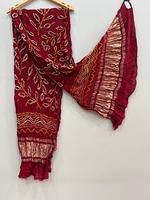 Dupatta en soie froissée bordeaux avec bordure dorée, élégant vêtement traditionnel indien pakistanais pour femmes, idéal pour les mariages, les fêtes et Diwali