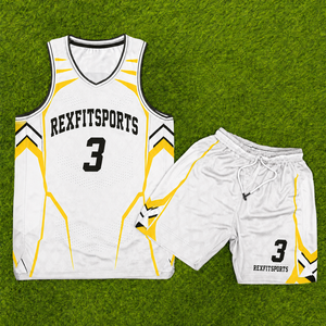 Ensemble d'uniformes de basketball personnalisés pour hommes, maillot et short de basketball respirants par sublimation, vêtements de sport d'équipe personnalisés - Product Image 1