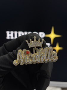 Collar llamativo de lujo con colgante de nombre de moissanita VVS de plata de ley 925, chapado en oro de 18K y engaste de corona - Product Image 1