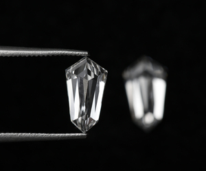 Par de Diamantes Cultivados en Laboratorio con Corte Escudo de 1.50 Ct, EF VVS-VS, Certificados por IGI, Corte Único de Alta Calidad, Modelo OM GEMS OM82122 - Product Image 1