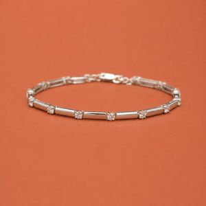Bracelet en argent pour femme avec design à maillons fins et diamant rond en moissanite, pour un usage quotidien - Product Image 1