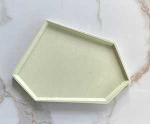 Plateau géométrique en céramique fait main avec motif marbré abstrait en jaune, rose et lilas - Product Image 2