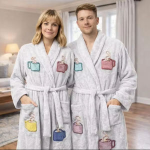 Peignoir en tissu éponge blanc style vintage inspiré du film Rebel, avec motif tasse de café brodé, idéal pour se détendre - Product Image 1