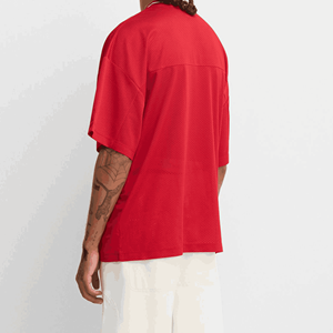 T-shirt pour homme en maille rouge surdimensionné à col en V et manches courtes, style sportif respirant, couleur unie, tissu tricoté - Product Image 3