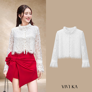 Blusa Corta de Verano Casual Blanca para Mujer con Encaje Floral, Cuello Simulado con Volantes, Manga Larga Acampanada y Dobladillo con Flecos, Diseño Personalizado ODM OEM SUNE - Product Image 1
