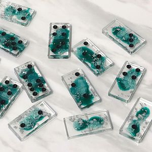 Jeu de dominos en résine de couleur personnalisée pour articles promotionnels, fournitures de fête, magasins de détail et cadeaux personnalisés - Product Image 5