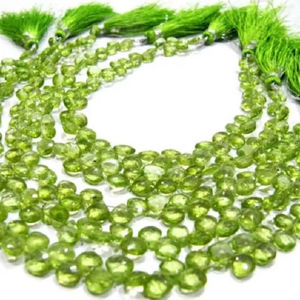 Perles de péridot naturel facettées en forme de cœur, vertes, 5-6 mm - Product Image 1