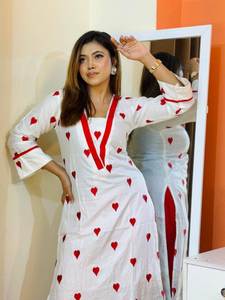 Conjunto Étnico de Tres Piezas de Rayón Slub para Mujer con Dupatta Naznin y Bordado Detallado, Elegante Conjunto de Kurti y Pantalón, Top de 45 Pulgadas - Product Image 3