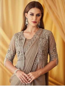 Sari de Diseño KV para Mujer, en Georgette Gris con Adornos, con Blusa Sin Coser - Product Image 4