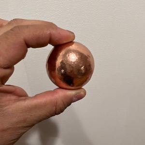 Esfera Decorativa Hecha a Mano en Cobre Puro de la Colección Bold Blossom Antique Creations, Acabado Pulido Exquisito, Regalo Personalizado de Lujo - Product Image 1