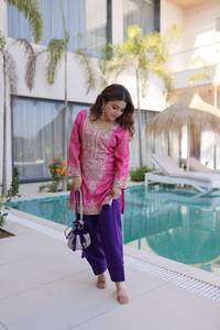 Elegante Conjunto de Kurti Corto Bordado con Lentejuelas, Mangas Campana y Bolso Potli Moderno - Product Image 4