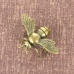 Figuras de Animales Artesanales de Latón y Cobre con Acabado en Bronce Antiguo y Color Plata Dorado, Diseño Creativo de Abeja y Flor Audaz, Venta al por Mayor en India - Product Image 1