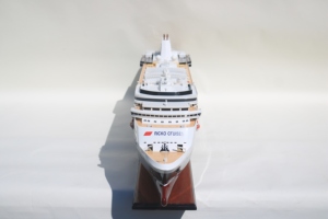 Modèle de navire de croisière en bois Nikko fait main - Réplique à l'échelle d'un bateau fluvial européen de luxe pour la décoration de la maison ou du bureau - Product Image 3