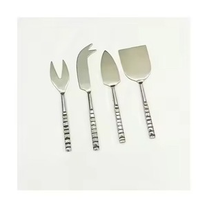 ชุดมีดชีสสแตนเลสอย่างมีสไตล์ พร้อมที่ตัดและอุปกรณ์เสริมสำหรับเสิร์ฟในครัว - Product Image 2