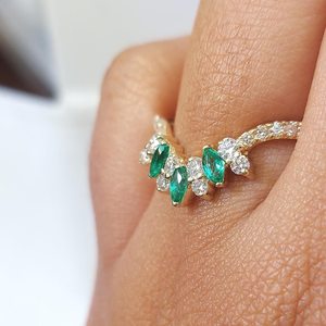 Anillo de Diamantes Redondos Brillantes Cultivados en Laboratorio con Certificación IGI de Oro Amarillo de 14K con Piedras Laterales Verdes de 0.9CT VS1 Color F, Anillo de Lujo para Mujer - Product Image 4