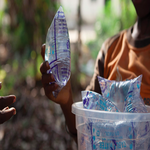 Rouleau de film PE transparent et personnalisable, surface douce et brillante, étanche et étanche à l'humidité pour sachets d'eau et de boissons de qualité alimentaire - Product Image 6