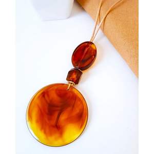 Collier en résine fait main de qualité supérieure pour femmes, accessoire de mode unique - Product Image 5