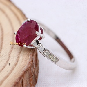 Bague solitaire en or blanc 14 carats avec rubis naturel ovale et accent de diamants sertis à griffes, collection Memoria Jewels, vente en gros - Product Image 2