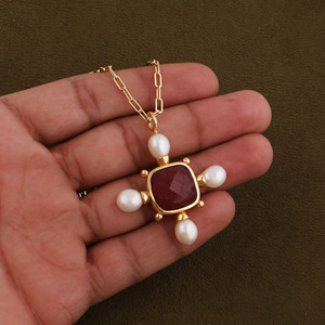 Collier pendentif en quartz rose naturel plaqué or - Collier ajustable avec croix en perle d'eau douce, bijoux pour elle - Product Image 4