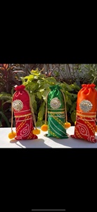 Celebre la artesanía india con esta vibrante bolsa Bandhani Potli con patrones tradicionales de teñido anudado y motivos florales gota. - Product Image 3