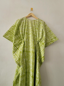 Elegancia sin Esfuerzo, Encanto Bohemio, Exquisito Kimono Hecho a Mano con Estampado de Bloques Verdes, Largo hasta la Rodilla, 100% Algodón, Verano - Product Image 2