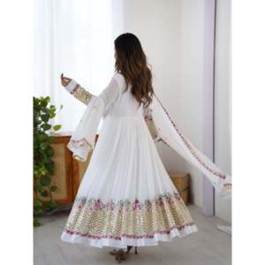 Robe Anarkali de créateur avec broderies en sequins, y compris le bas et le dupatta, en tissu de chiffon. - Product Image 2