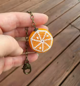 Llavero Clásico Naranja de Ganchillo con Cuentas, Ecológico y Hecho a Mano, Colgante para Bolso con Forma de Corazón, Accesorios para el Día Nacional - Product Image 2