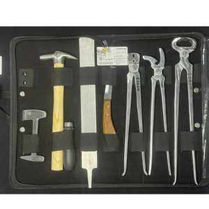 Kit d'outils vétérinaires équin professionnel pour fermeurs de chevaux, comprenant coupe-ongles, pince à crins, cisaille à sabots, marteau, couteau, râpe, etc. - Product Image 1