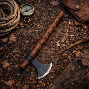 หัวขวานโทมาฮอว์กทำมือสไตล์อินดัสเทรียล DIY พร้อมใบมีดเหล็กคาร์บอนและด้ามไม้ในปลอกหนัง - Product Image 5