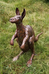 Escultura de canguro de metal para jardín - Product Image 2