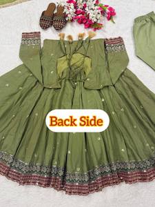 Vestido Anarkali de Seda Vichitra NC de Diseño Exclusivo para Mujer |   Vestido Largo Bordado con Falda Amplia y Dupatta |   Boda - Product Image 6