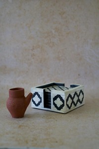 Ensemble de sous-verres modernes faits à la main avec incrustations en os et support, diamètre 10 cm, de RHEMAN CRAFT - Product Image 4