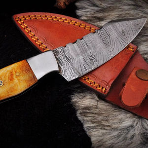 Cuchillo de caza y camping hecho a mano de acero al carbono con hoja parcialmente serrada, mango de hueso con mosaico y pellizco de acero. - Product Image 5