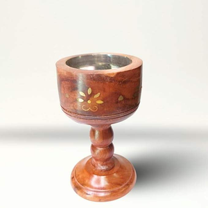 Quemador de Bakhoor de madera con detalles de latón que ofrece un aspecto árabe auténtico y una durabilidad prolongada para uso diario. - Product Image 1