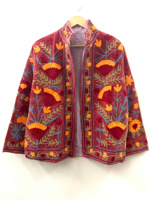 Veste d'hiver pour femme en velours brodé floral Suzani, faite à la main, ethnique, bohème, avec doublure en coton, finition élégante, idéale pour les festivals