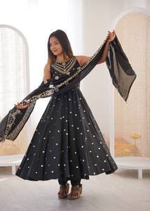 Ensemble Kurta traditionnel indien pakistanais pour femmes, noir, longueur cheville, avec dupatta brodée, coupe classique, vêtements ethniques - Product Image 3