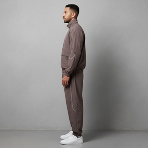 Survêtement marron pour homme, entièrement zippé, col montant, en polyester respirant, style streetwear décontracté, avec logo thermocollé et design de piping frontal - Product Image 3